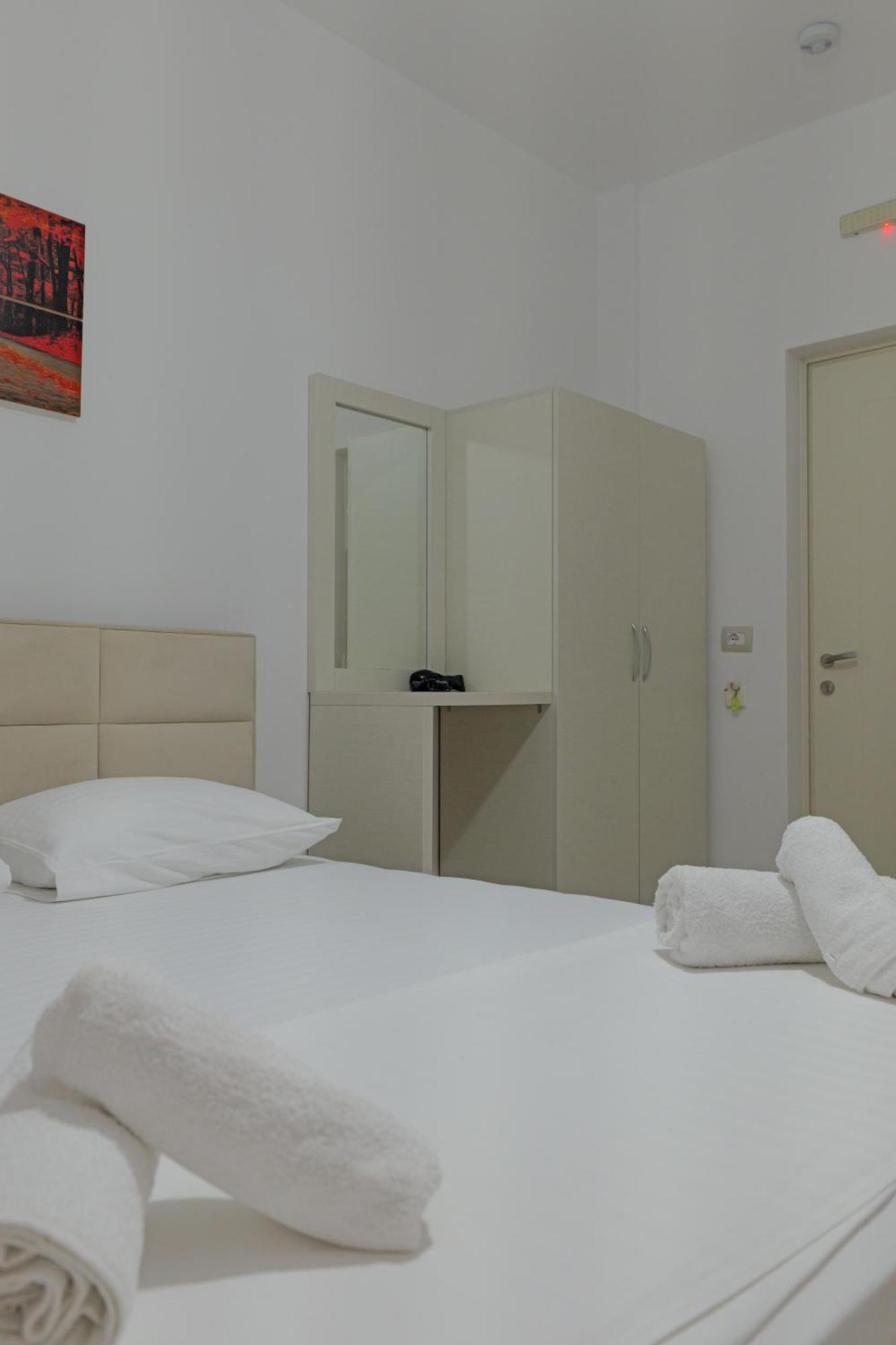 Hotel Veliaj Ksamil Bagian luar foto